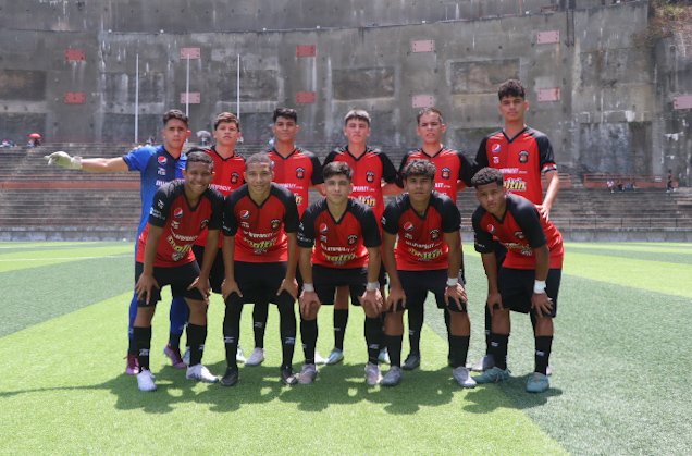 #LigaFUTVEJunior | J5 | #Sub18 | Once inicial:

Salvador Bolivar, Juan Meneses, Luis Figueroa, Adrián Rojas ©, Albert Lugo, Raynier Mecia, Héctor Uribe, Rodhier Lezama, Ryan Palma, Héctor Manrique y José Miller.

DT: Daniel Izzo.