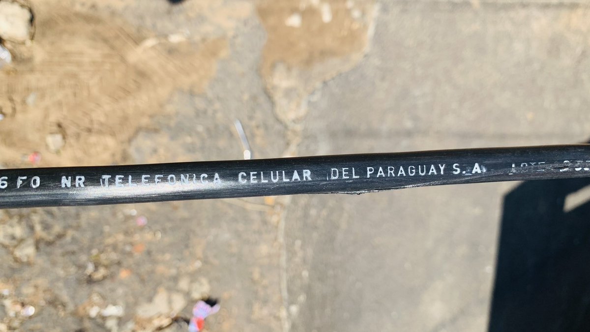 danieldelorenzi's tweet photo. @TigoParaguay podrían venir a ver esto, hace como un año que esta así por el suelo, esta sobre Julio Correa y Sgto. Benitez de Asuncion https://t.co/9bZNv8wguH