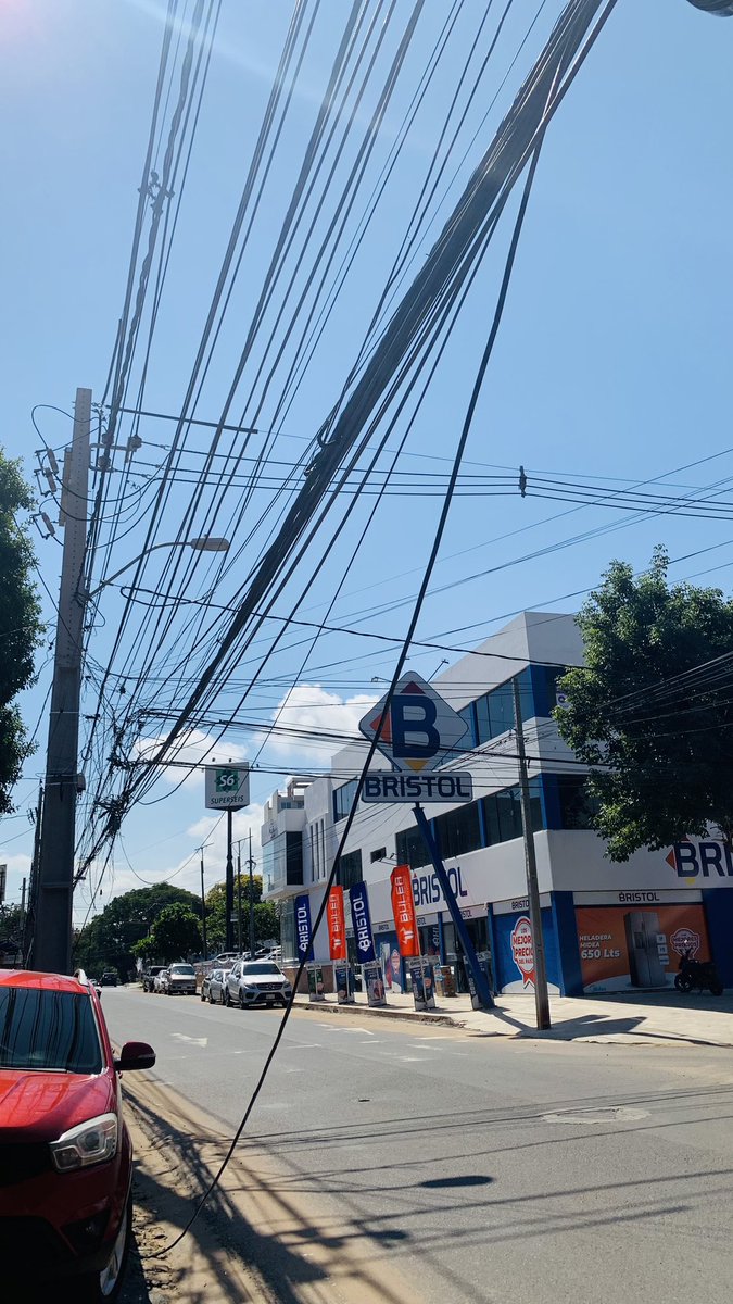 danieldelorenzi's tweet photo. @TigoParaguay podrían venir a ver esto, hace como un año que esta así por el suelo, esta sobre Julio Correa y Sgto. Benitez de Asuncion https://t.co/9bZNv8wguH