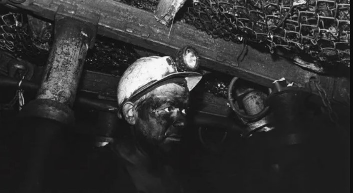 LHGToulouse's tweet photo. [Podcast] "Au fond de la mine" une série de 4 🎧 @LSDseriedoc investigant le travail et les conditions de vie dans les bassins miniers du XIX° siècle aux fermetures des mines #1BacPro
à retrouver ici 
https://t.co/HDKH5Yw7ot @radiofrance https://t.co/n6fgHcXKSM