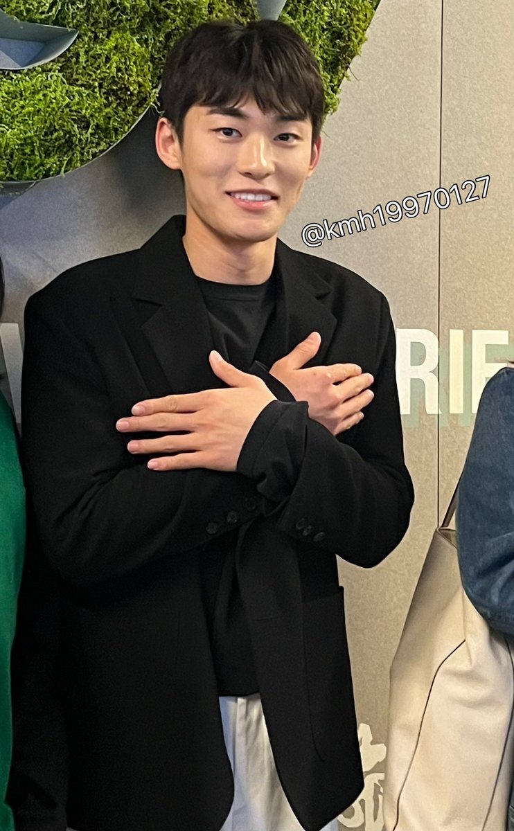 jwp_zip's tweet photo. 그래도 제일 기억에 남는 건 정우 배우님께 앞치마 말해주니깐 바로 내 이름 말해주신 거.. 영상 찍을 순간 이 없어서 아 그리고 내 옆에 앉으셔서 같이 슬로건도 들으셨… 나 진짜 성덕됐어..❤️ 나중에 셀카 찍어주시고 저 앞치마 앞치마 이러니깐 알아요 하시고 웃어주심.. ㅜㅜ
#밥이사 #박정우 https://t.co/zfWnB62kIf