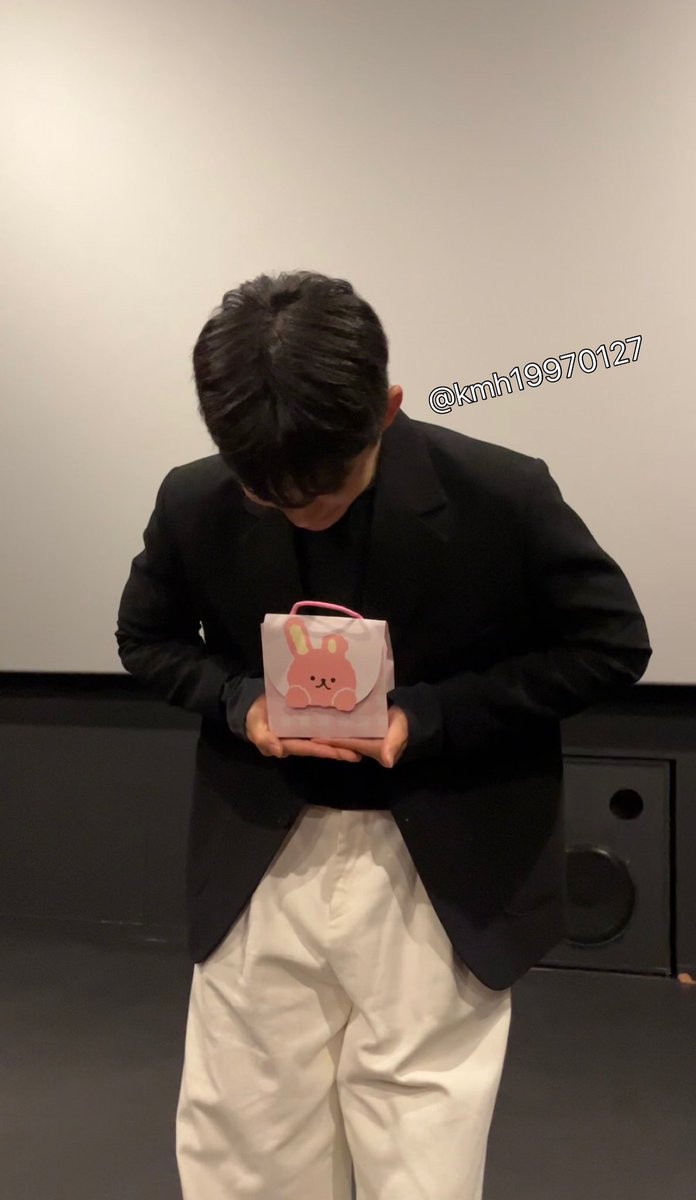 jwp_zip's tweet photo. 그래도 제일 기억에 남는 건 정우 배우님께 앞치마 말해주니깐 바로 내 이름 말해주신 거.. 영상 찍을 순간 이 없어서 아 그리고 내 옆에 앉으셔서 같이 슬로건도 들으셨… 나 진짜 성덕됐어..❤️ 나중에 셀카 찍어주시고 저 앞치마 앞치마 이러니깐 알아요 하시고 웃어주심.. ㅜㅜ
#밥이사 #박정우 https://t.co/zfWnB62kIf