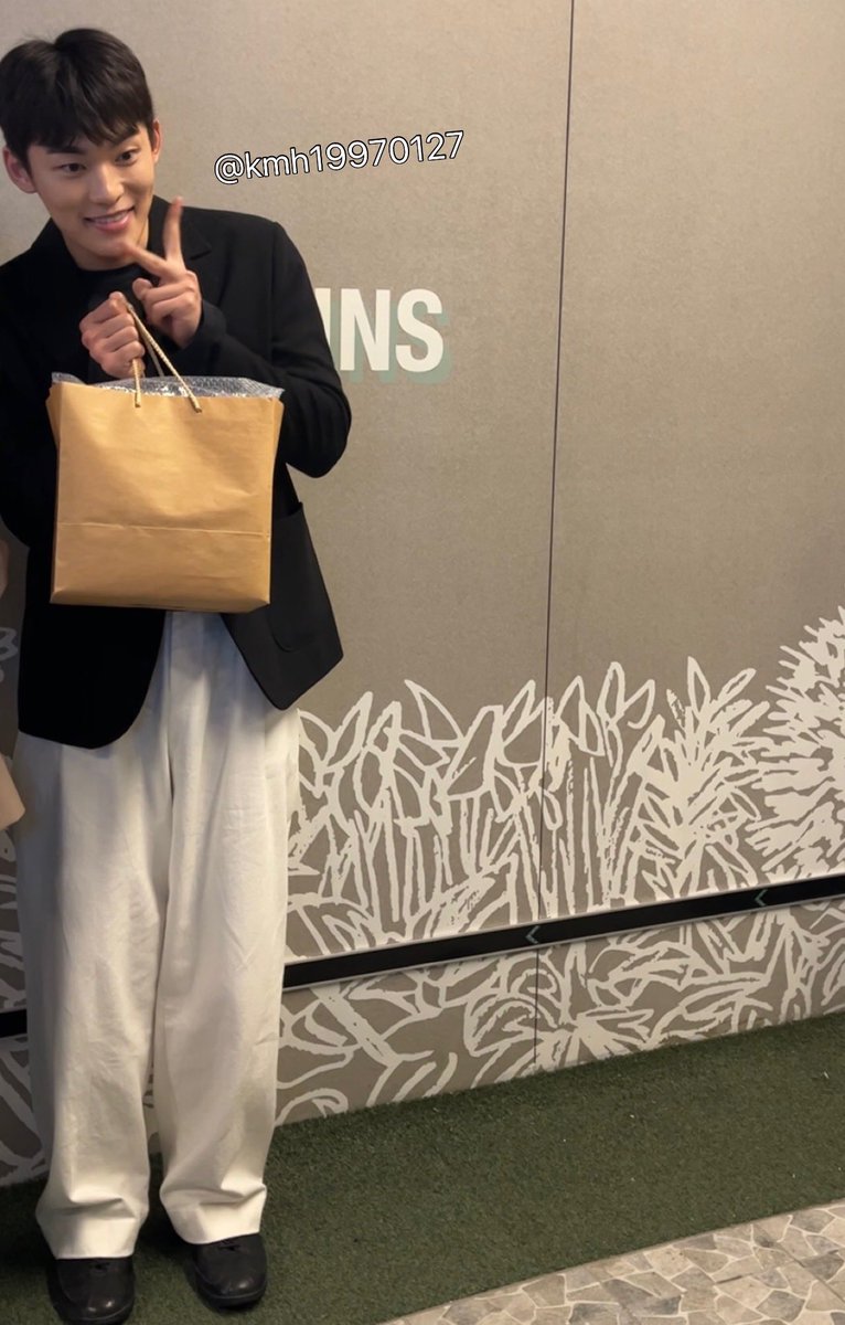 jwp_zip's tweet photo. 그래도 제일 기억에 남는 건 정우 배우님께 앞치마 말해주니깐 바로 내 이름 말해주신 거.. 영상 찍을 순간 이 없어서 아 그리고 내 옆에 앉으셔서 같이 슬로건도 들으셨… 나 진짜 성덕됐어..❤️ 나중에 셀카 찍어주시고 저 앞치마 앞치마 이러니깐 알아요 하시고 웃어주심.. ㅜㅜ
#밥이사 #박정우 https://t.co/zfWnB62kIf