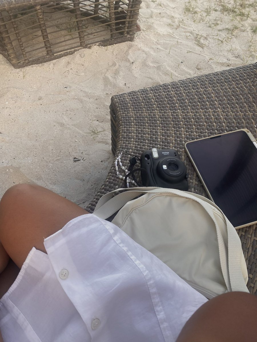 librariejo's tweet photo. hii, im jo ! im new here on #booktwt / #studytwt and i would love to find new friends! 

— she/her, 18, cr. death in her hands

✦ genres i enjoy: romance, historical fiction, mystery, thrillers
✦ my faves: agggtm series, the silent patient, ace of spades

♡ or ↻ to be mutuals https://t.co/FDatF1j6u5