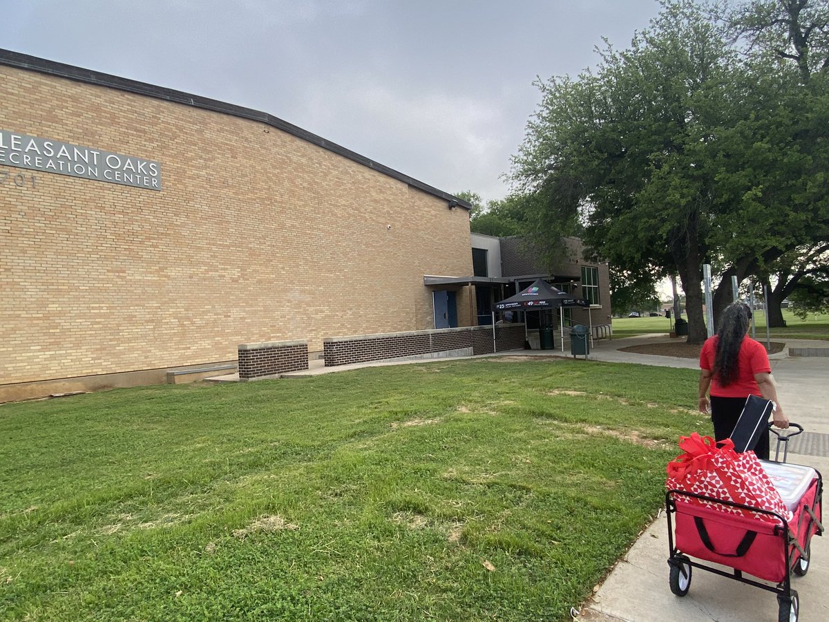 zsolistx's tweet photo. Ready to volunteer? Join our AMAZING @AARPTX Dallas Volunteer Family! We are at the #PleasantOaksRecreationCenter for the @Univision23DFW Feria de Bienestar Familiar! Come and visit our table and talk to our wonderful volunteers! 🤗❤️ https://t.co/irLym6Idis