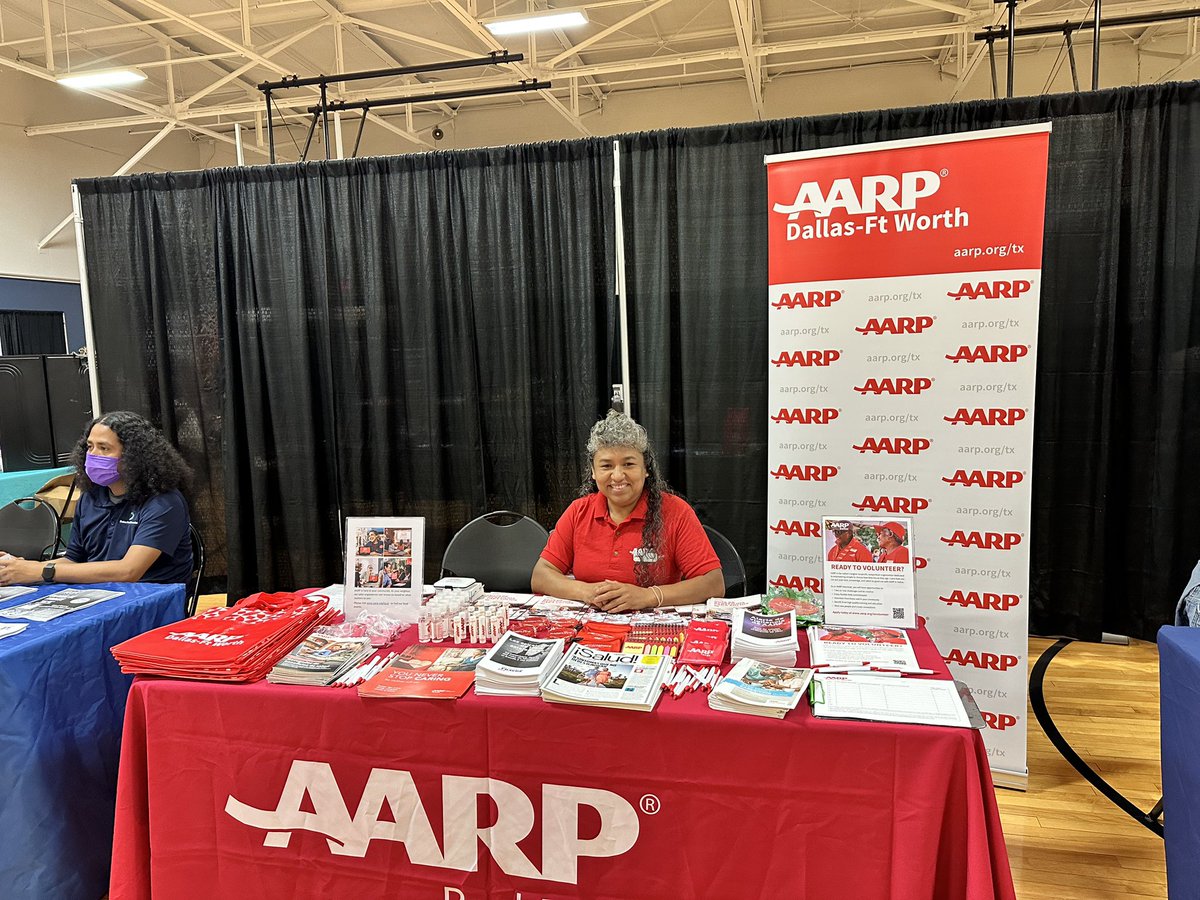 zsolistx's tweet photo. Ready to volunteer? Join our AMAZING @AARPTX Dallas Volunteer Family! We are at the #PleasantOaksRecreationCenter for the @Univision23DFW Feria de Bienestar Familiar! Come and visit our table and talk to our wonderful volunteers! 🤗❤️ https://t.co/irLym6Idis