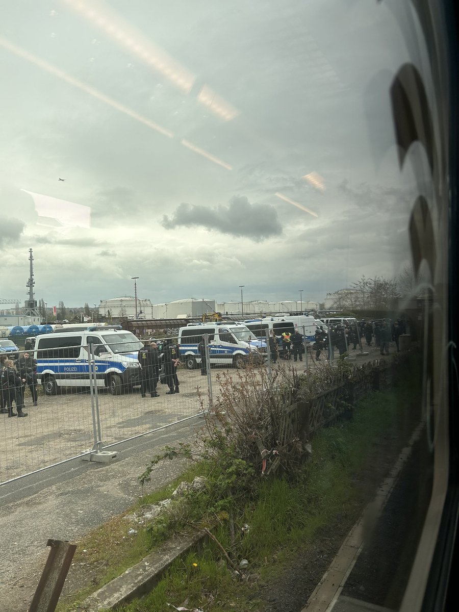 FanhilfeMg's tweet image. In #Mainz findet derzeit eine große Polizeimaßnahme statt. Fans von @borussia und Normalreisende werden seit 1 1/2 h festgehalten. Der Eintritt zum Stadion wird verwehrt werden, Trinkmöglichkeiten gibt es nicht und Urinieren ist nur vereinzelt gestattet.

#sgebmg