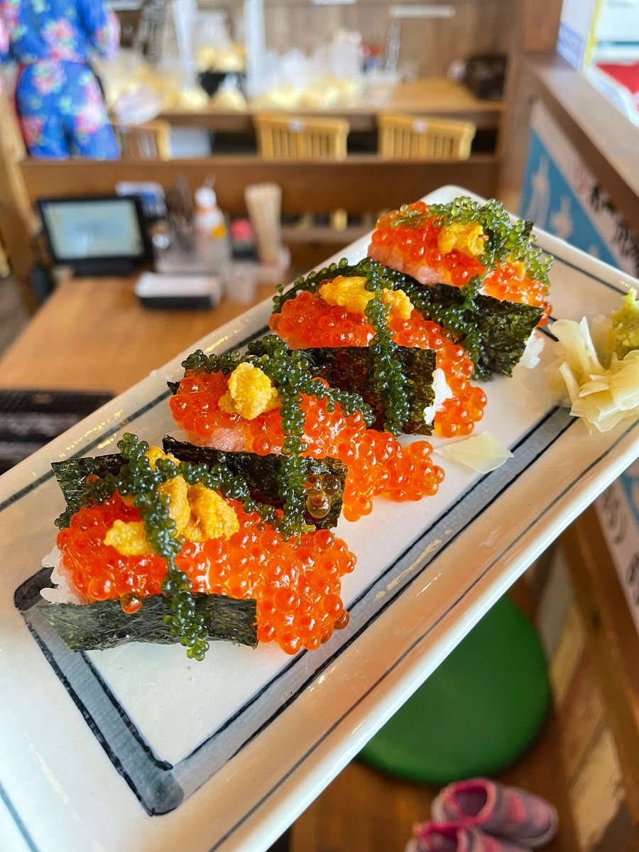 eatwithpanida's tweet photo. #รีวิวฟุกุโอกะ ไปญี่ปุ่นทุกครั้งจะพลาดมันปูที่ Isomaru Suisan ได้ยังไง ร้านเปิด24ชม. นี่เลือกมากินตอนกลางวัน เพราะมีลูกสาวต้วน้อยไปด้วย สั่งมันปูเบิ้ลๆไปเลย คลุกกะข้าวญี่ปุ่นฟินมาก มันปูตกอันละไม่ถึง150฿นะ ส่วนกุ้งย���างก็ดี หอยเชลล์ย่างก็ตัวโตมากจ๊ะ @aroii #รีวิวญี่ปุ่น https://t.co/2sHkUi117D