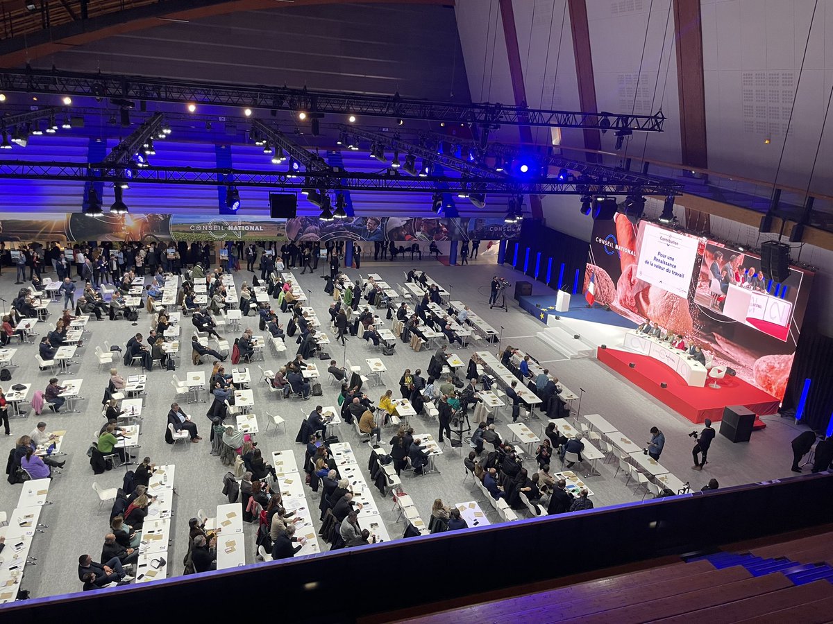 RolandLescure's tweet photo. En direct du 1er conseil national de @Renaissance pour présenter avec @MarieLebec78 la contribution de @BrunoLeMaire sur l’ #industrieverte ! https://t.co/yJLeejhCKg