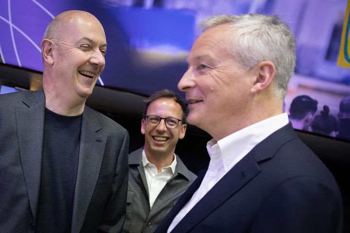 RolandLescure's tweet photo. En direct du 1er conseil national de @Renaissance pour présenter avec @MarieLebec78 la contribution de @BrunoLeMaire sur l’ #industrieverte ! https://t.co/yJLeejhCKg