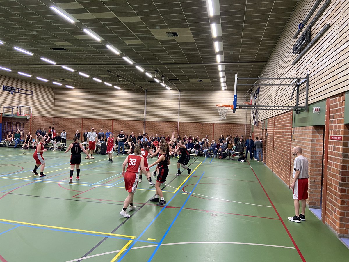 Volle bak publiek in De Ruivert in #Oss tijdens de #kampioenswedstrijd van Dames 1 van <a href="/obcoss/">Basketball OBC Oss</a> <a href="/DatisOss/">Dat is Oss</a>