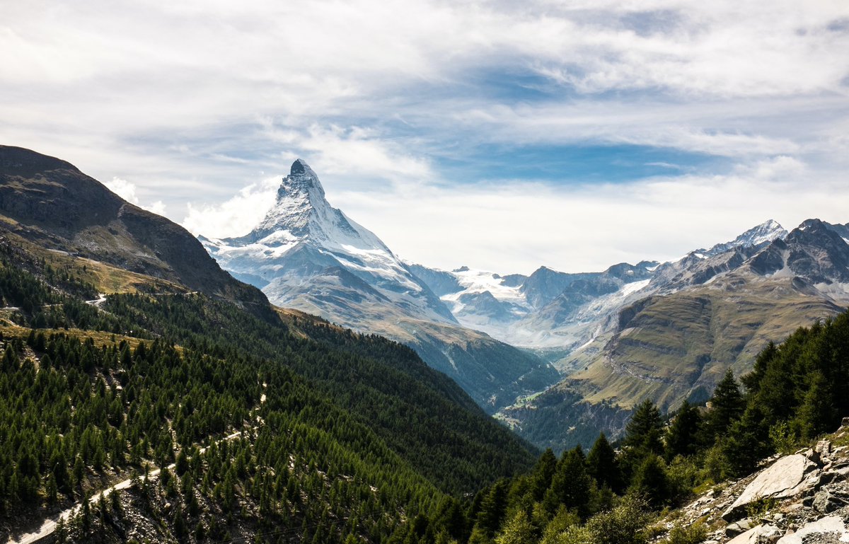 transferna's tweet photo. if you love nature and being outdoors, Zermatt is definitely worth visiting 🏔️ book you Zurich Airport transfer with us and enjoy a safe transfer in a luxury car or minibus. #transferna #zermatt #schweiz #switzerland #zurichairporttransfer #airporttransfer https://t.co/MGpzbaM6fL