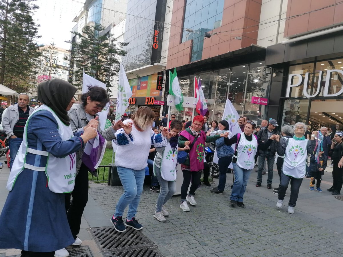 Biz Kadınlar olarak kapalıyolda kadın standımızı açtık, halaylarla, zilgitlarla 14 mayısa oylar Yeşil Sol a sloganları atarak bu iktidarı yıkacak olan yine kadınlardır dedik .
Biz Kadınlarla Değiştireceğiz. 
Jin Jiyan Azadi