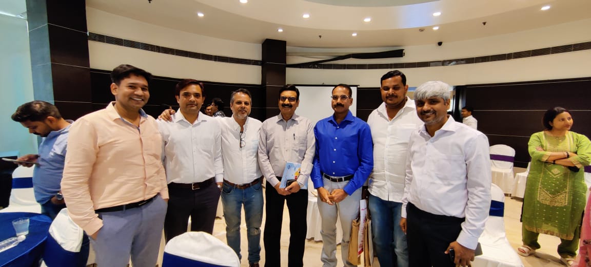 SanjiveShukla1's tweet photo. प्रसिद्ध भारतीय जनसंचार संस्थान (IIMC) नई दिल्ली के निदेशक प्रो (डा) संजय द्विवेदी जी के आतिथ्य में एकत्र हुए श्री नासिर, श्री सन्तोष वाल्मीकि, श्री मनिंद्र मिश्रा आदि Alumnus। पत्रकारिता के पुरुधाओं के विचारों का बहुत सकारात्मक मंथन हुआ। https://t.co/O45SwH6IMH