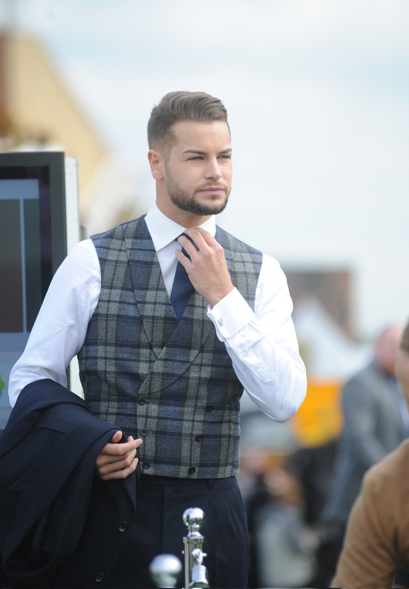 DaveThePapLpool's tweet photo. AINTREE Grand National have a great day ladies, enjoy yourselves, weather has warmed up. be careful and be senseble. Pic cred Activate digital @AintreeRaces @GranadaReports @itvracing #ladiesday #AintreeFestival #fashion #style #greatime #dresses #Hats https://t.co/0EksXyLKeN