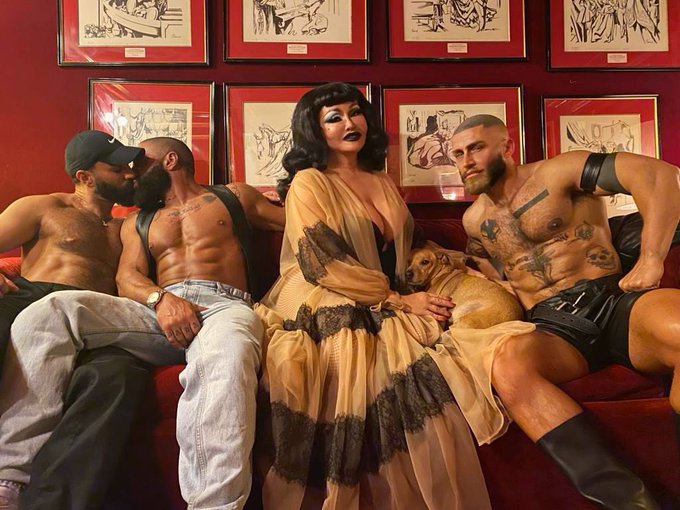 Backstage #fantasmashowparis with queer royalty @SagatFrancois #allanahstarr ✨ 

https://t.co/1OVcVGZg4P