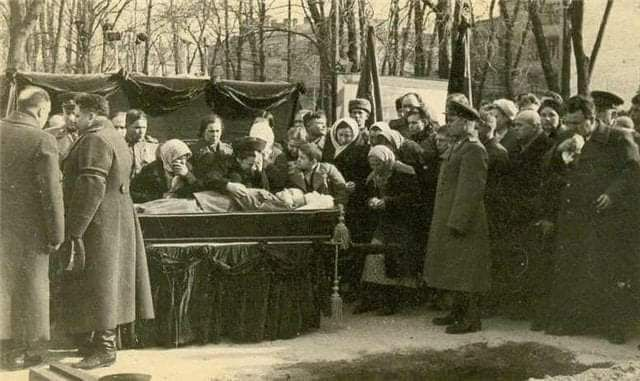 15 апреля 1944 года от раны, полученной в бою с бандеровцами, в Киевском госпитале скончался командующий фронтом , Герой Советского Союза Николай Федорович Ватутин. Вечная память!