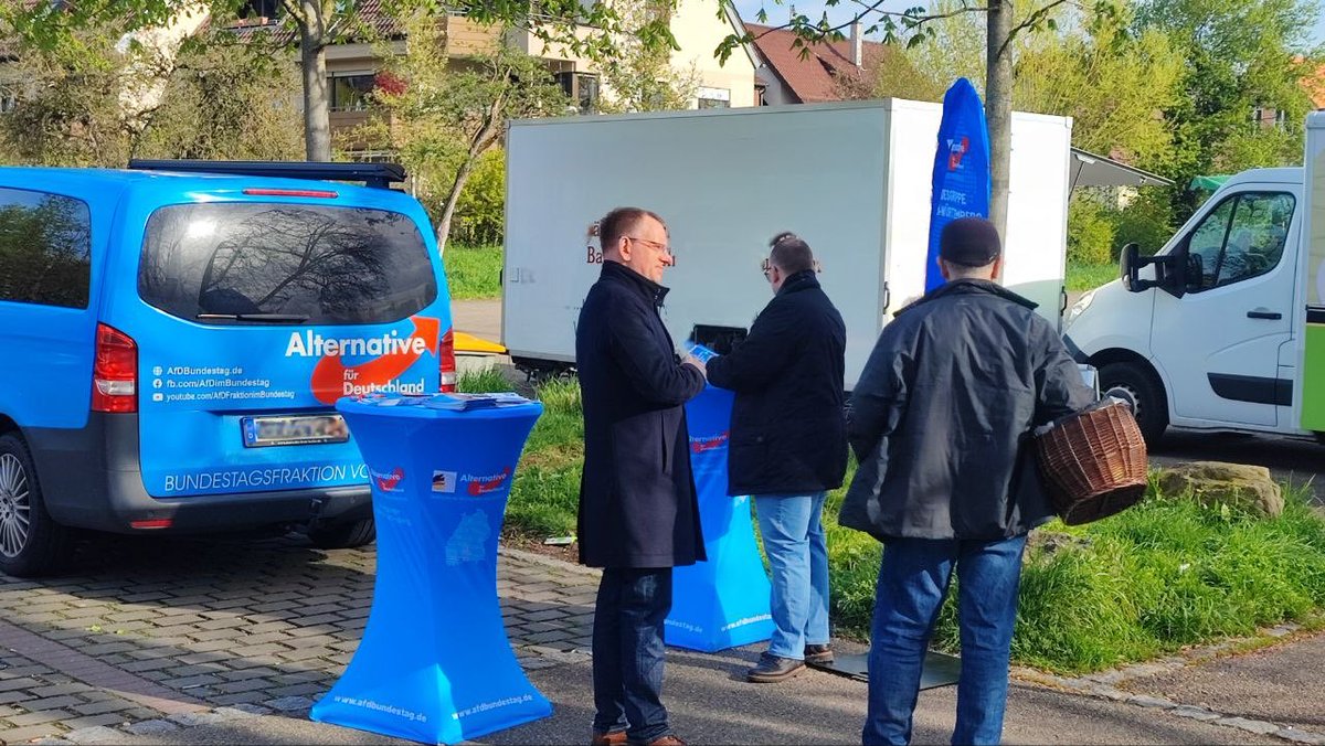 DirkSpaniel's tweet photo. #AfD mit #BundestagsFraktionsmobil ganz nah beim Bürger - im direkten Gespräch mit den #Wählern. Heute auf dem Wochenmarkt in den Stuttgarter Stadtteilen Zuffenhausen und Freiberg. Sie wollen #Mitglied werden? https://t.co/jG4loQXwWd da finden Sie das #AfDProgramm & weitere Infos https://t.co/E9D2qfVpCB