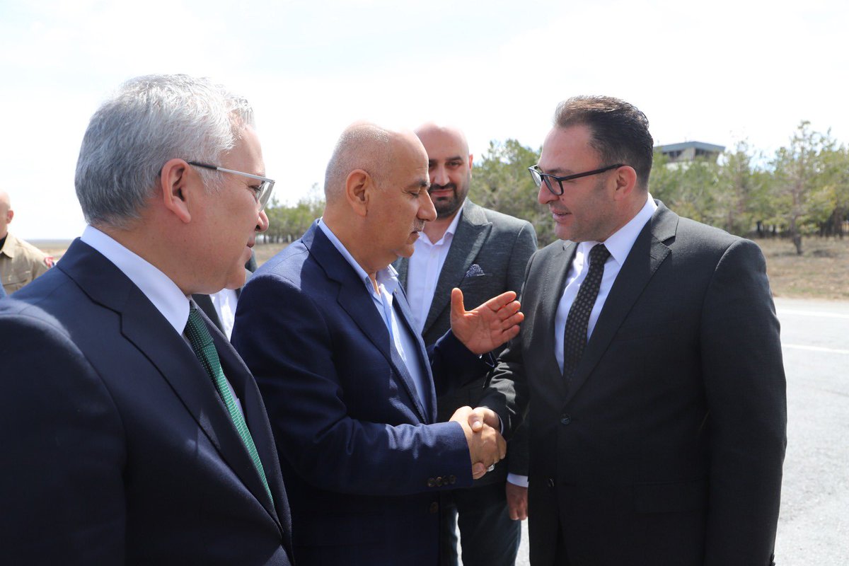 Kıymetli Tarım ve Orman Bakanımız, çok değerli hocam Prof. Dr. Vahit KİRİŞÇi beyefendi bazı temaslarda bulunmak üzere memleketimiz Sivas’ta bulunuyorlar.