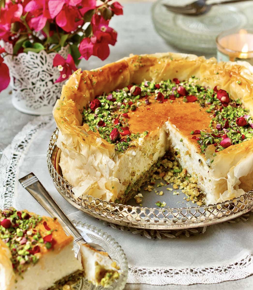 From Baklava Cheesecake to Chocolate Samosas, fusion desserts are a fantastic way to celebrate. Food bloggers are reimagining flavours for the future! As Eid approaches, here are 24 fusion desserts inspired by flavours from across the Muslim World A thread…