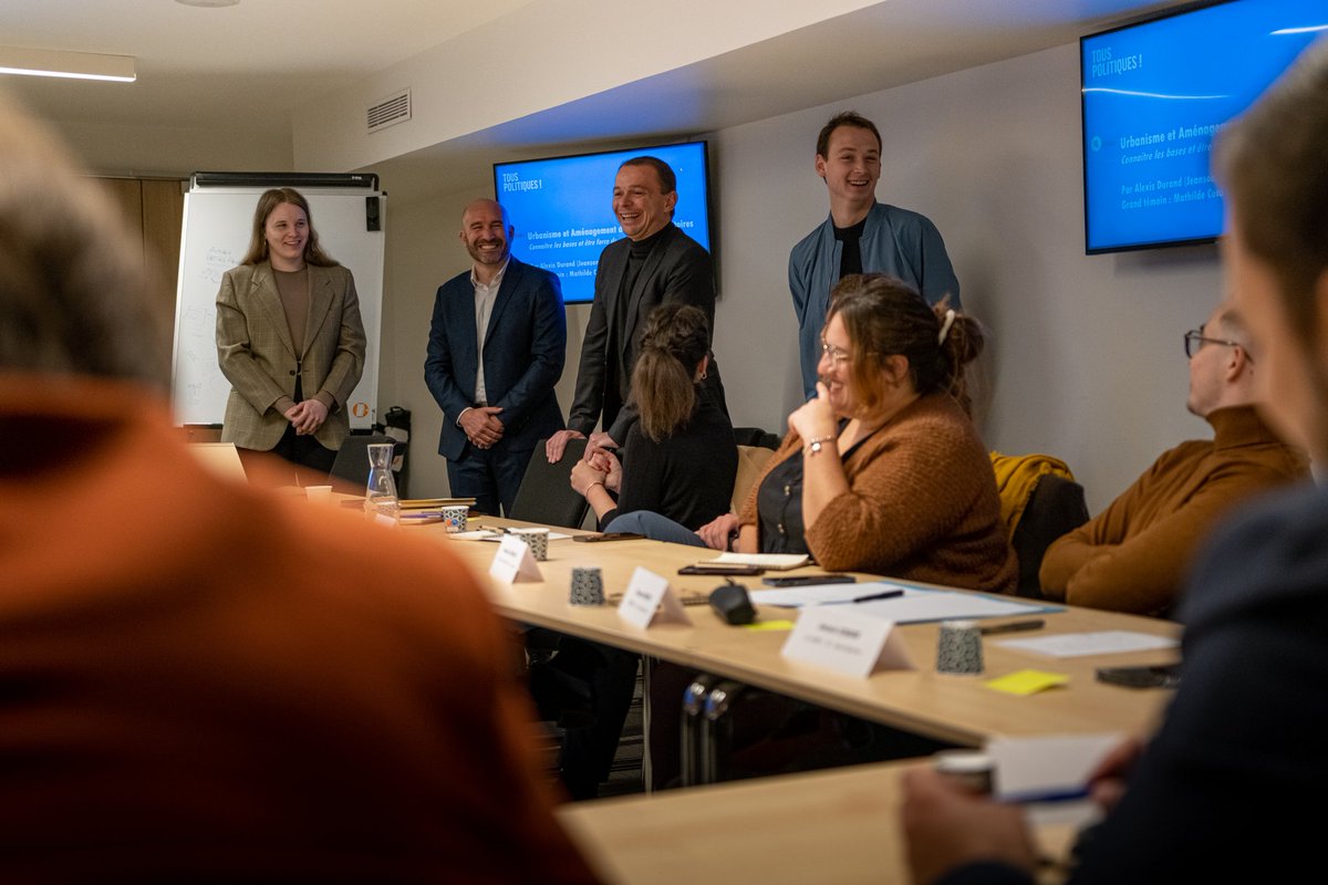 Ambroise_Mejean's tweet photo. L'aménagement durable. Premier thème de la journée de formation organisée par @tous_politiques pour une quinzaine d'élus des @JeunesMacron.

Bravo aux équipes, à @ClementineDupuy et Enzo Baudard. Merci aux anciens maires @olivierdussopt et @fabienne_keller pour leurs témoignages. https://t.co/PuCsK0lPEH