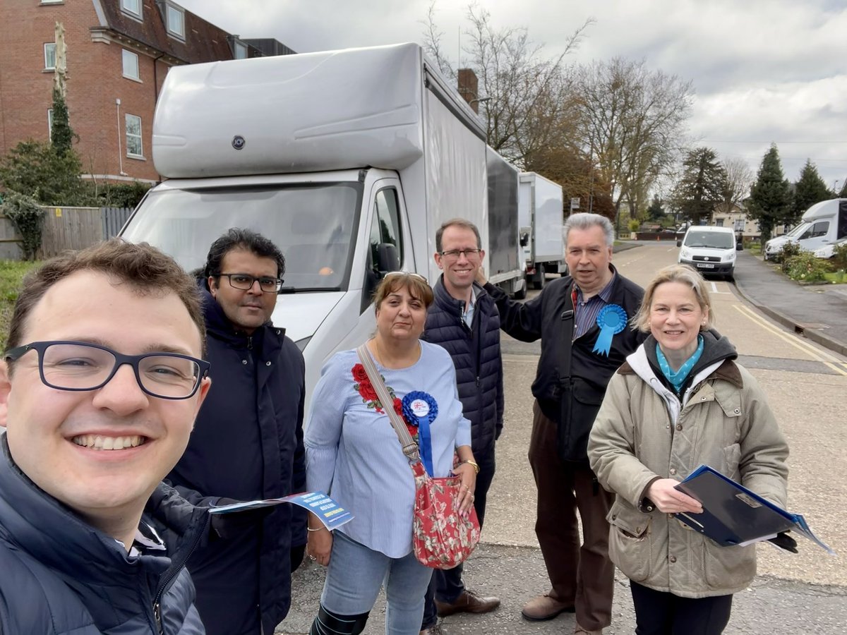jackmrankin's tweet photo. Enjoyable morning with @PujaBK, @matthew_barber, @tania_mathias & Dexter S in #Colnbrook & #Poyle

#19DaysToGo until local elections, please support your local @Conservatives for:

🔵 Lower council tax 
🔵 Better quality local services 
🔵 Value for money

@WindsorTories @CCACllrs