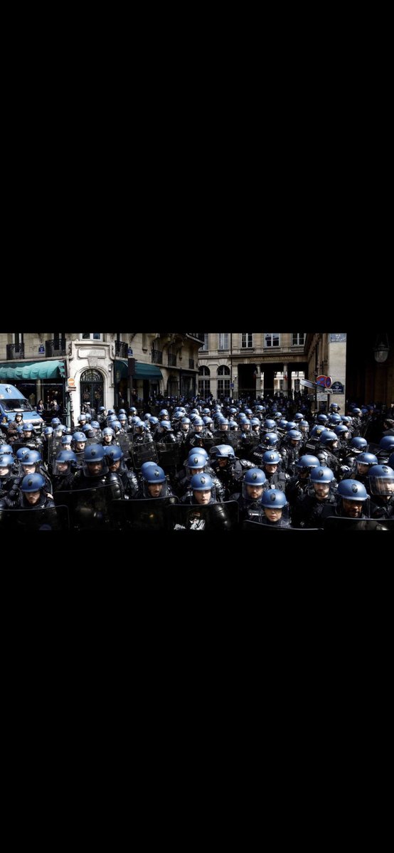 pierrelescure's tweet photo. De quelque bord ou opinion que l’on soit, ces temps ci , on sera d’accord que cette image du Conseil Constitutionnel ainsi "défendu", c’est du jamais vu.
Et la République ( Vème ou autre) n’y apparaît pas sous son meilleur profil. https://t.co/4H2FUH7duy