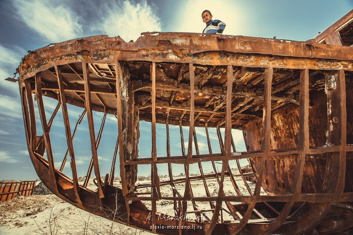 muratbaiman's tweet photo. 1st photo: One of the best Stakhanovites of the fishing kolkhoz farm system is Comrade Nurukaev. 🌏 #Karakalpakstan, #Muynak city, #AralSea, 1938.
2nd photo: A child in Muynak is playing at the «graveyard of ships» on the site of the dried-up Aral Sea, 2019.
80 years difference https://t.co/xq4hUHq9Jb