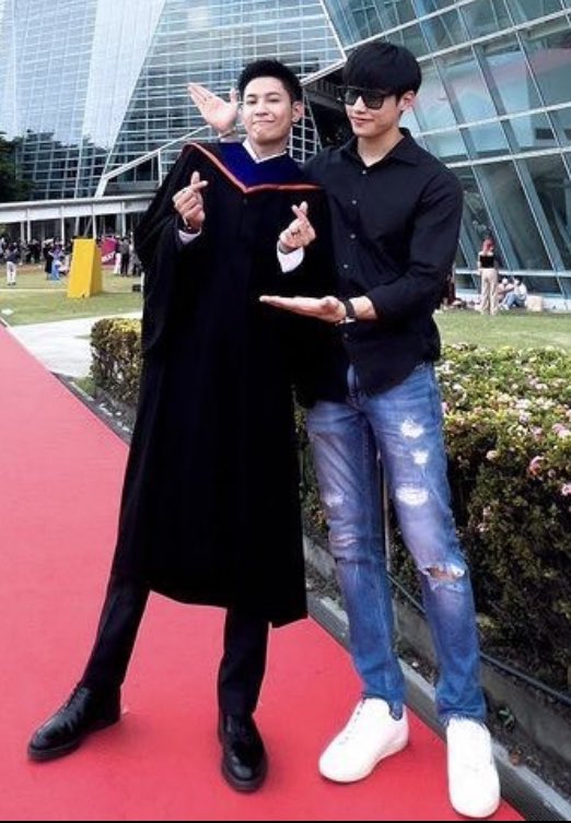 Bonus81475570's tweet photo. มิตรภาพดีงามระหว่างพี่สิงกับน้องภูมิ ถึงแม้จะเจอกันได้ไม่นาน
แต่วันที่พี่สิงสำเร็จการศึกษาน้องภูมิก็มาแสดงความยินดีถึงที่
น่ารักว่ะะะะ
#SingtoPrachaya https://t.co/te7fnJA7hs