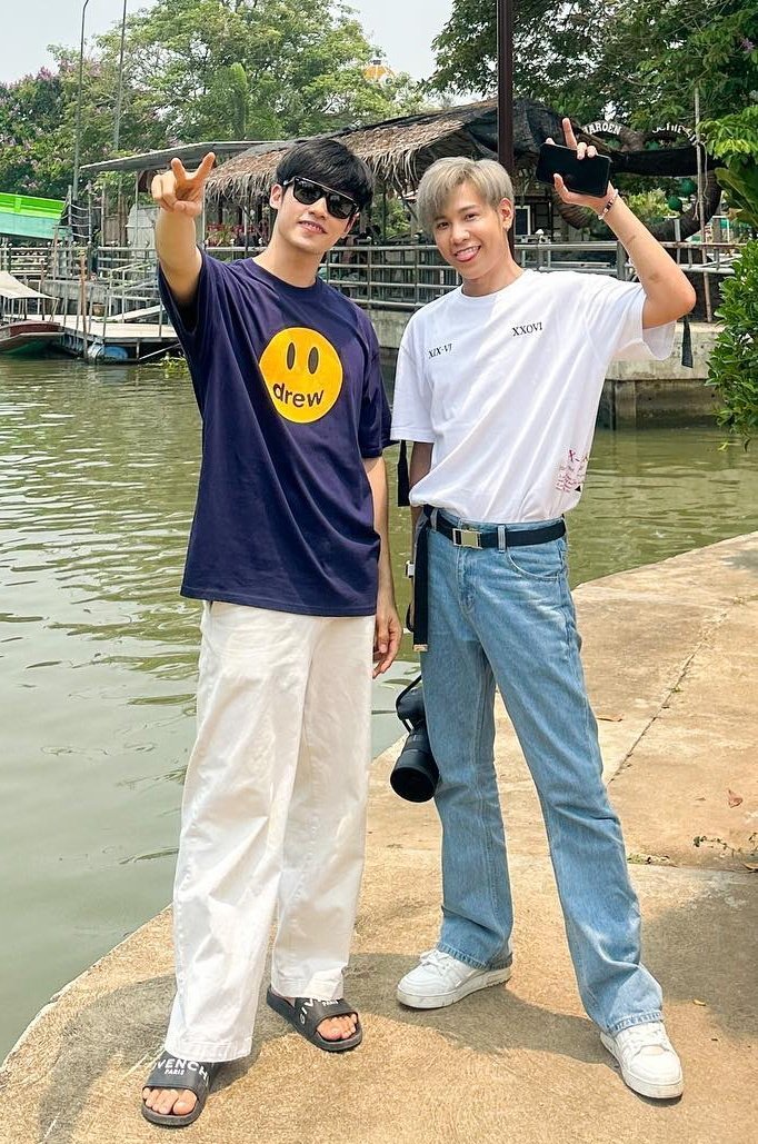 Bonus81475570's tweet photo. มิตรภาพดีงามระหว่างพี่สิงกับน้องภูมิ ถึงแม้จะเจอกันได้ไม่นาน
แต่วันที่พี่สิงสำเร็จการศึกษาน้องภูมิก็มาแสดงความยินดีถึงที่
น่ารักว่ะะะะ
#SingtoPrachaya https://t.co/te7fnJA7hs