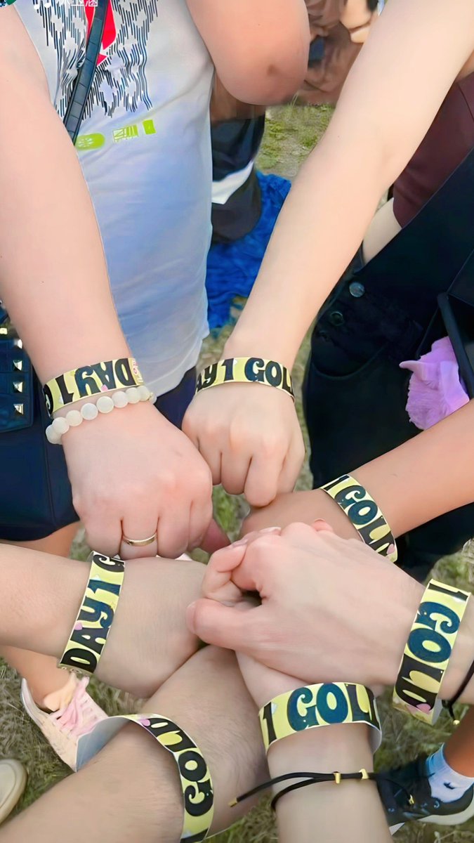 CrisJeonTae1's tweet photo. Juskoooo Yung holding hands tlga Yung na pansin ko.🙈🧡

@KarlLimpin @MahaliaElka https://t.co/kB6KQclezC