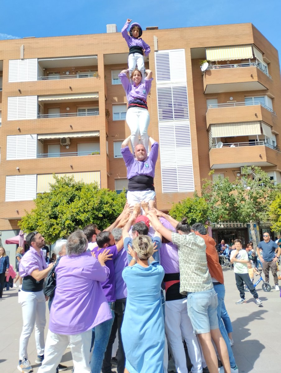 CastCornella's tweet photo. Avui hem estat a la festa de la @cervesacornelia fent un taller i un pilar! https://t.co/YnPwOodJfX