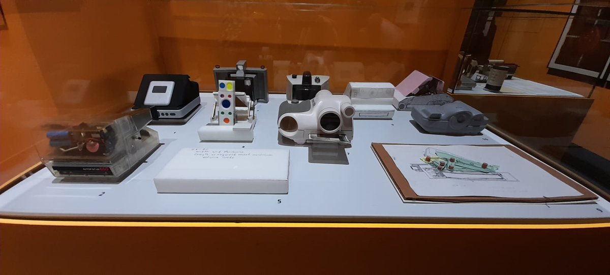 Haciendo una visita guiada a la exposición 'Proyecto Polaroid: en la intersección del arte y la tecnología'en la sede de la @FundacionBarrie de Coruña. La visita está encuadrada en las actividades de la 2ª Fototertulia.