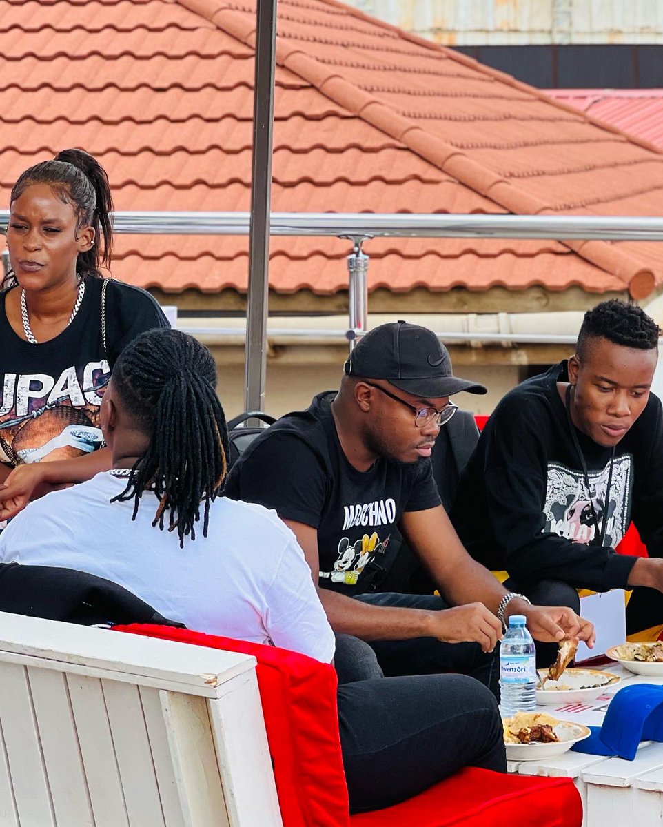 NRGRadioUganda's tweet photo. It’s lunch break fellas 😋🤤

Here we are energizing for the next session 💪🏾

#NRGeticMVPS #NRGRadioUG https://t.co/MvsjU9DEc7