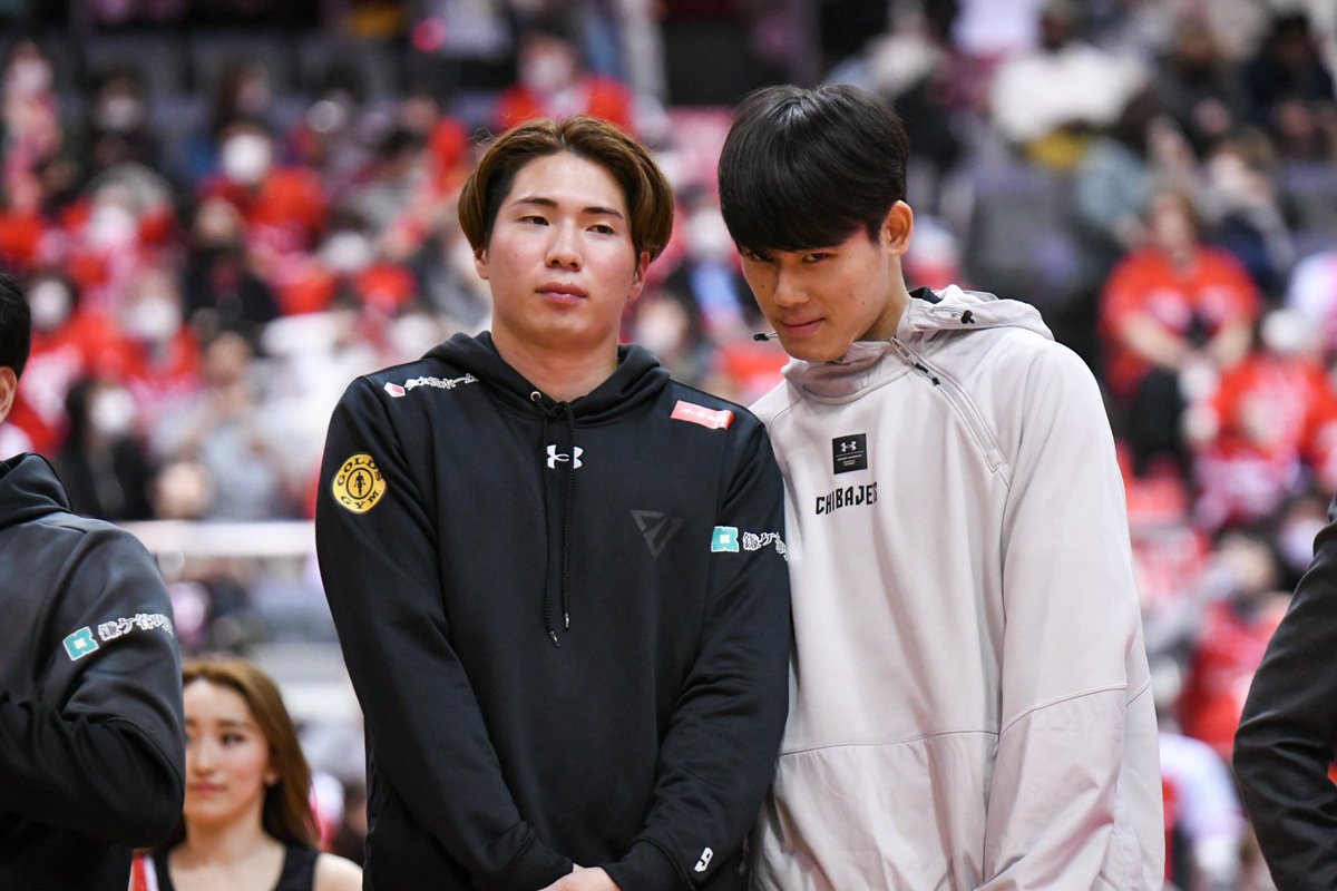 CHIBAJETS's tweet photo. 【きょうのひかるとかねちー】今日もカメラに気付くとおもむろに隣の先輩に声を掛けてアピールをしてくれる #かねちー と、感情が一瞬どっかに旅立ってしまった #ひかるん|ω･)📸#いいぞもっとやれ #金近廉 #二上耀 #ナイスコンビ #ひかるがんばれひかる #かねちかわいいよかねち #千葉ジェッツ https://t.co/gjfbwUlbBy