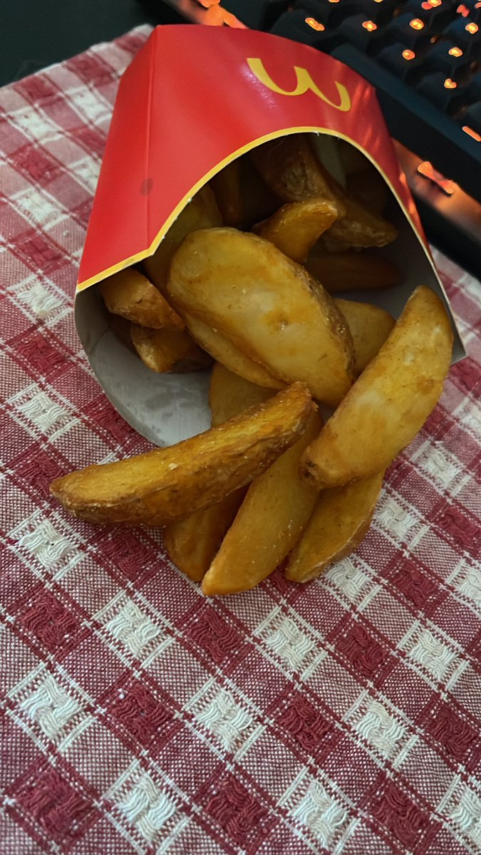 Psykotix1's tweet photo. Jamais รฉtรฉ aussi heureux de ma vie de manger des Potatoes #savethepotatoes https://t.co/cvmYbCQYl3