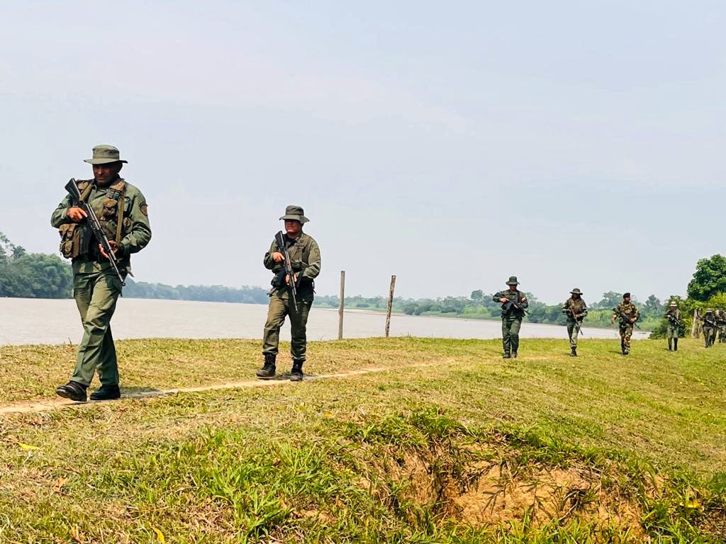 Redi_andes's tweet image. #15Abr || #FANB se encuentra desplegada recorriendo los ejes fronterizos de la patria en ejercicio pleno de nuestra soberanía nacional !
#EscudoBolivariano2023
