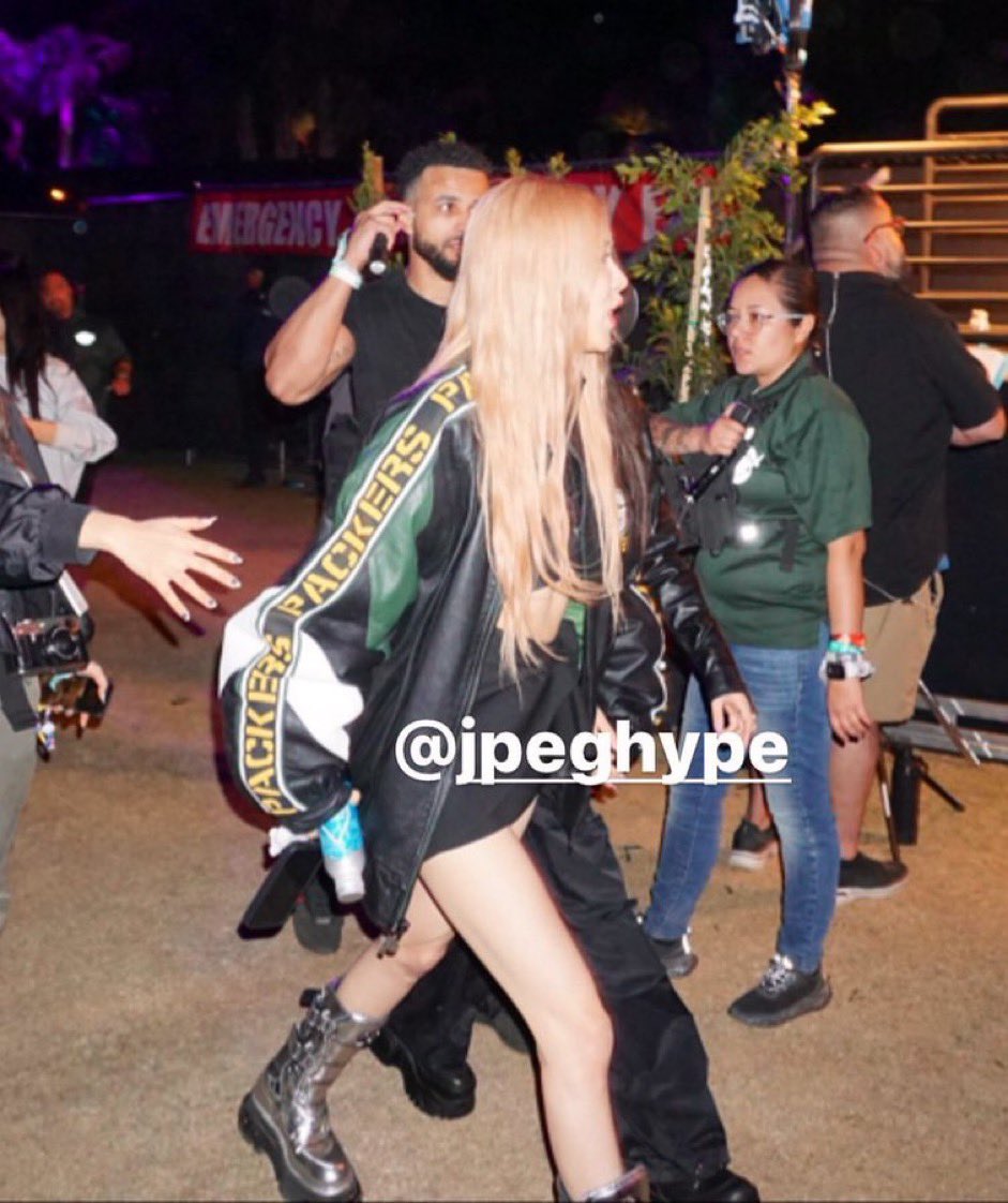 theroseconnect's tweet photo. Our rockstar Rosé is finally here 🖤

COACHELLA ROSÉ     
#COACHELLA2023 https://t.co/nLCRiJibjn