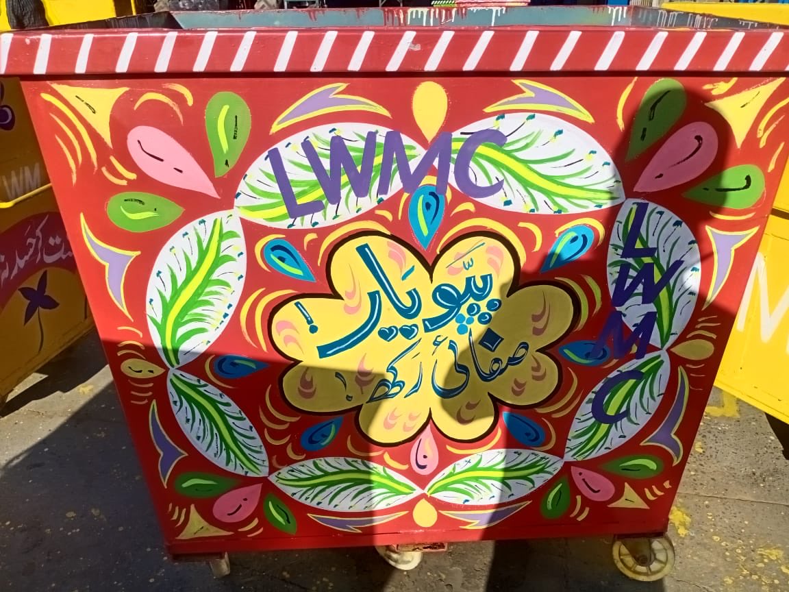 FaizanElahiS23's tweet photo. Mazey ki lines han 😁
#LWMCtruckArt
#KeepLahoreClean
#GoodWorkLWMC
#OurRealHerosLWMCWorkers https://t.co/fDeGBskZnh
