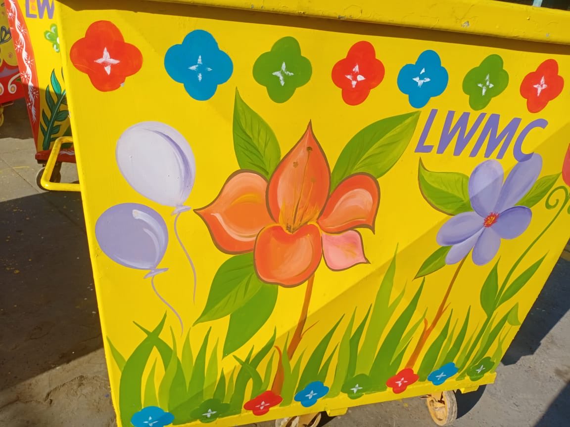 FaizanElahiS23's tweet photo. Bas ab log kora bahir phenkney ki bajaye waste bin me hi daleen 
#LWMCtruckArt
#KeepLahoreClean
#GoodWorkLWMC
#OurRealHerosLWMCWorkers https://t.co/YOjCbMhIHO