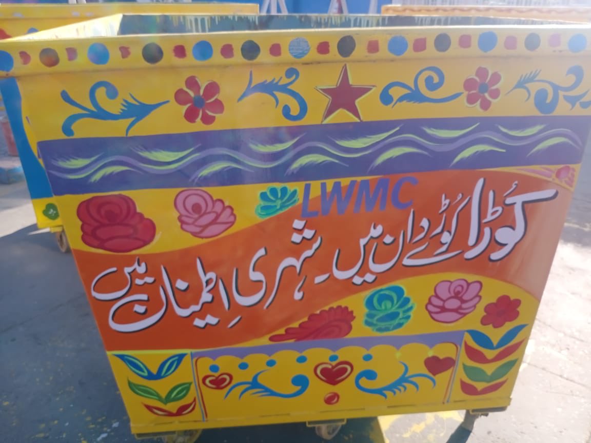 FaizanElahiS23's tweet photo. Bas ab log kora bahir phenkney ki bajaye waste bin me hi daleen 
#LWMCtruckArt
#KeepLahoreClean
#GoodWorkLWMC
#OurRealHerosLWMCWorkers https://t.co/YOjCbMhIHO