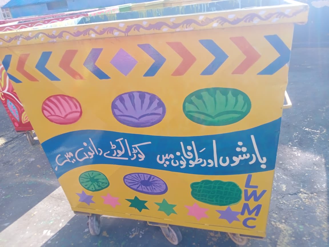 FaizanElahiS23's tweet photo. Bas ab log kora bahir phenkney ki bajaye waste bin me hi daleen 
#LWMCtruckArt
#KeepLahoreClean
#GoodWorkLWMC
#OurRealHerosLWMCWorkers https://t.co/YOjCbMhIHO
