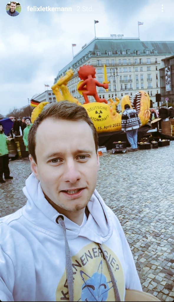 JoGoebel's tweet photo. Schaut zu, wie der @felixletkemann in #Berlin mit seinem #ProAtomkraft Shirt demnächst in #Berlin gelyncht wird 😅. #Politik #fdp #Grüne #Atomkraft https://t.co/9EWTC2pv7P