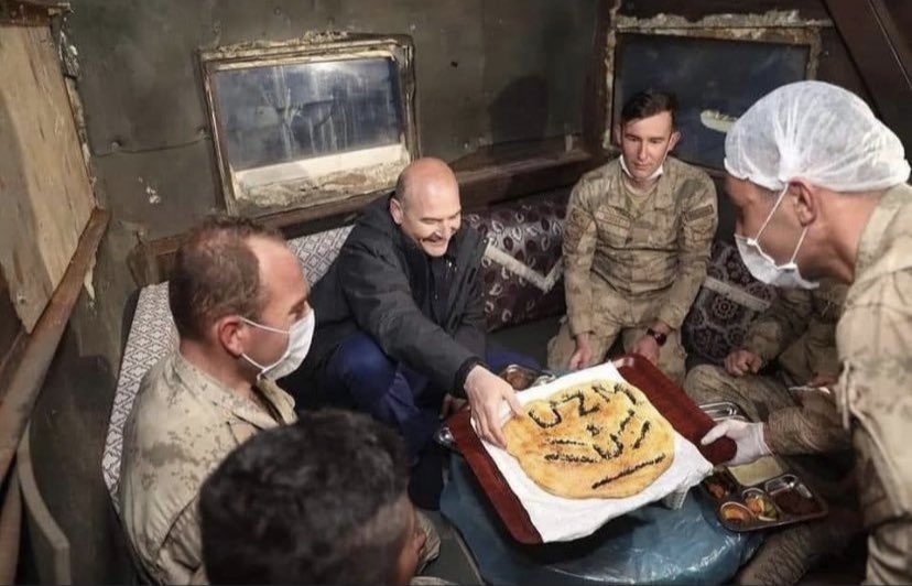 Sayın bakanım her fırsatta gittiğiniz üs bölgesinde sizin etrafınızda en çok kim dolanırdı en çok hangi rütbe olurdu tabiki uzman çavuşlar spikerin sorusuna saniyelik cevabınızı hakettilermi 
<a href="/suleymansoylu/">Süleyman Soylu</a>
<a href="/RTErdogan/">Recep Tayyip Erdoğan</a>
<a href="/ercangurses/">Ercan Gürses</a>
<a href="/BY/">Binali Yıldırım</a>
<a href="/dijital/">Dijital</a>
#ReisSözleşmeUzmÇvşaDert