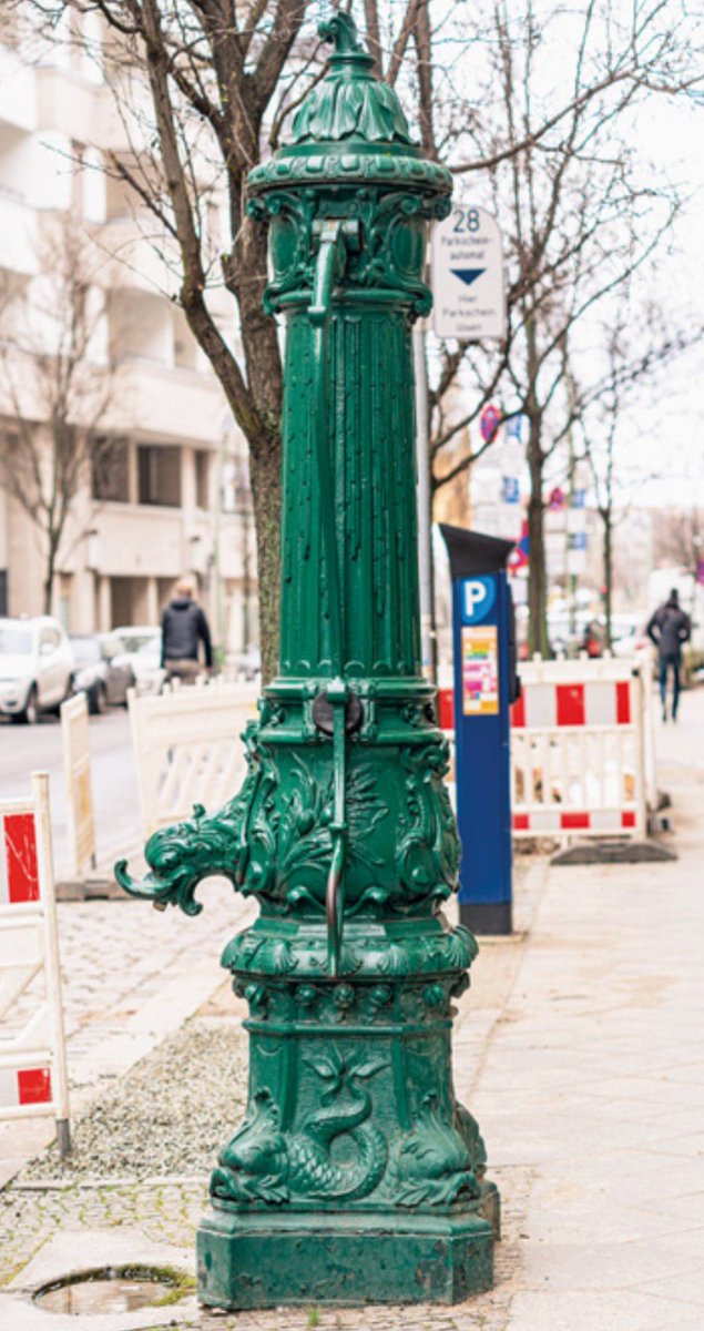 #DitisBerlin👍🏻

🧐💪🏻 'Pump it up' Berlin style.
 Some free workout and plenty of cold water💦 since 1850 ( from April - October) and up to this day.
Beautiful 🧐Prussian Gusseisen craftsmanship painted in 'russisch grün'.. (Approx. 2000 street pumps all over the Hauptstadt)