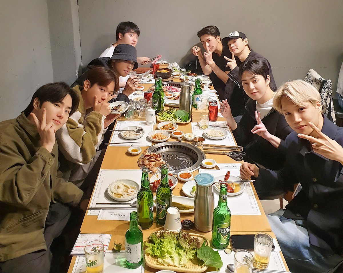netzonexo's tweet photo. [Theqoo] Compilation of #EXO gathering pictures @weareoneEXO (more pics on blog)

link: https://t.co/Q4Fbr0U2Hi https://t.co/MQQZATsNlf