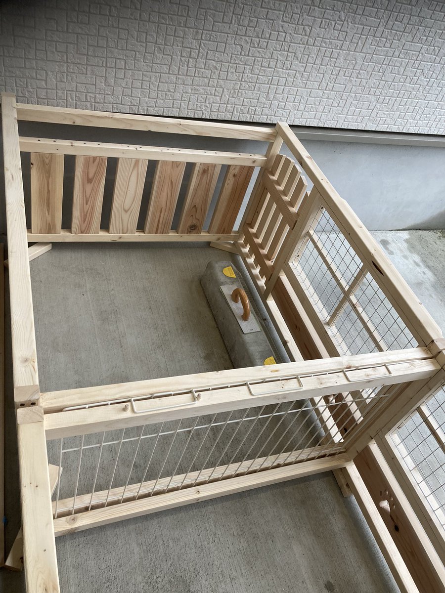 犬２匹用のケージで大きいトイレが入るのがないので作ってみました❗️

塗装したいけど、匂いとかがよくない！？って聞くので我慢しました⚒

#DIY  #犬ケージ