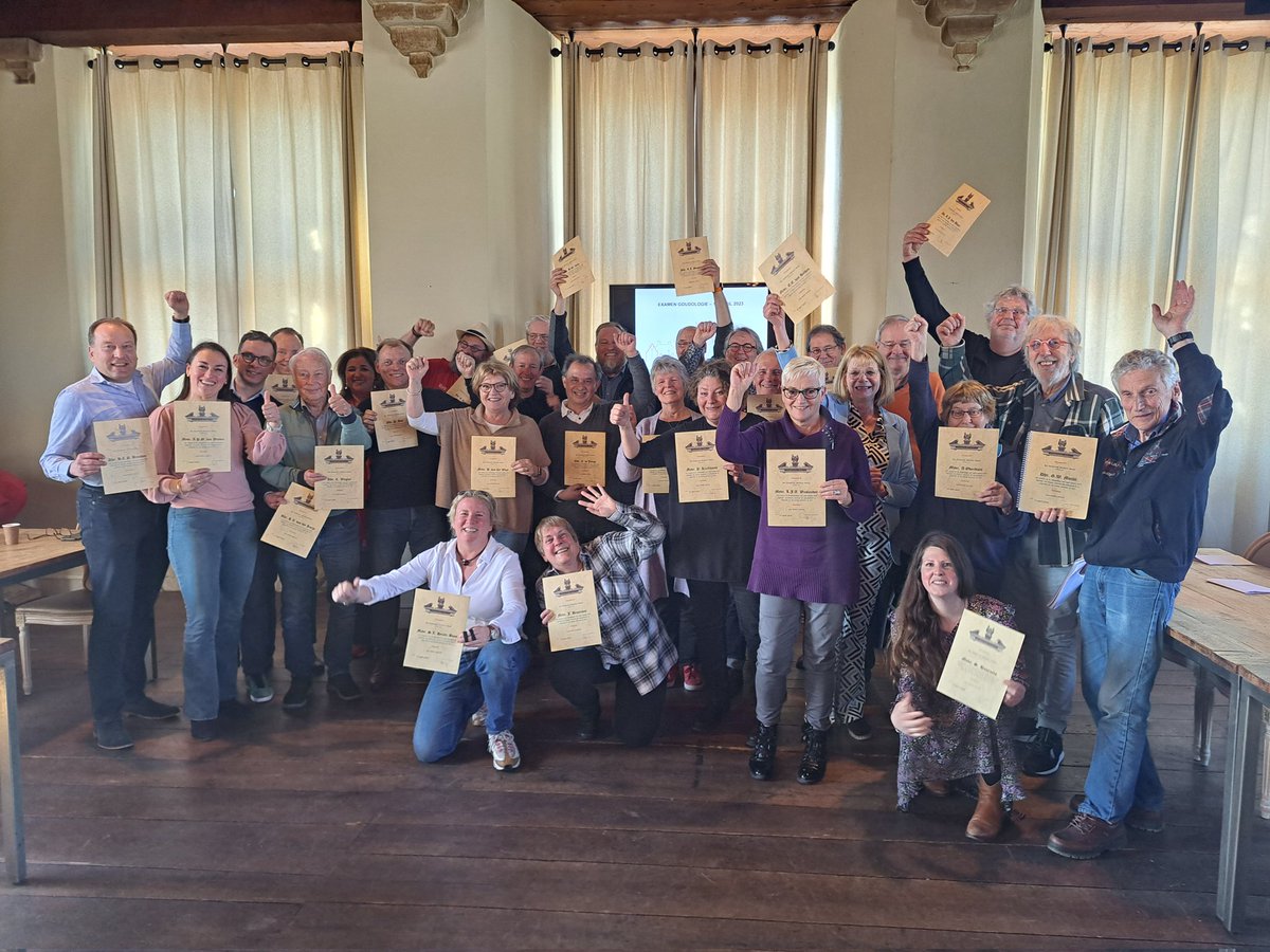 Geslaagd! Vanochtend hebben 29 nieuwe Goudologen hun certificaat ontvangen uit handen van Ronald Verkuijl, voorzitter van die Goude. #Trots #Goudologie
Ook Goudoloog worden? Er zijn nog plekken vrij voor de start in januari 2024.