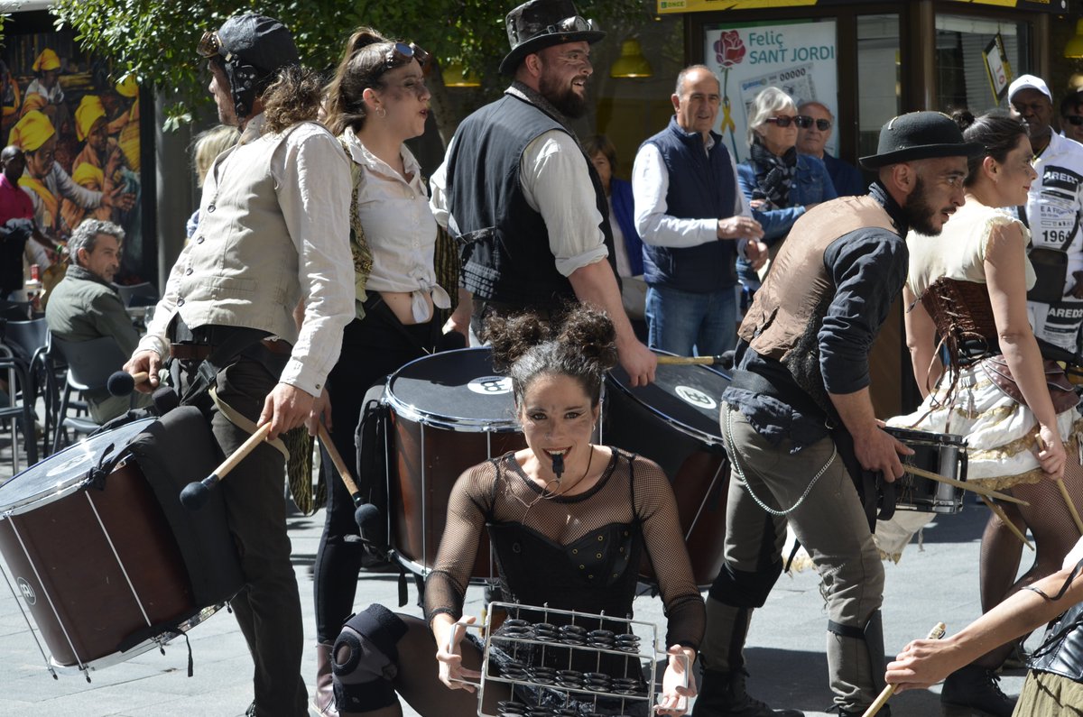 comudelleida's tweet photo. A més la fira del #PonentFEST2023 s'ha inaugurat al ritme de @sounddeseca amb un espectacle de percussió🥁 https://t.co/jxqAltOfWV
