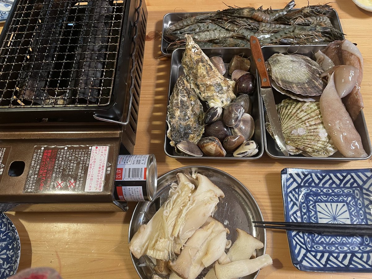 こんばんは😊 今日の夕飯は 🦐海鮮焼き 🍙焼きおにぎり 茨城から新鮮な魚介ゲット！ 値段聞いてびっくり リーズナブル💦 仕事の疲れが抜けきれなかったから嬉しい🥲 編集の投稿も間に合ったしよかよか🥳 焼きおにぎり初めて 作ったけど美味しいねぇ♪ 牡蠣で元気ち